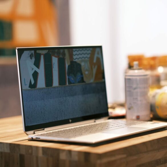 HP Spectre x360 2019 terbuka samping