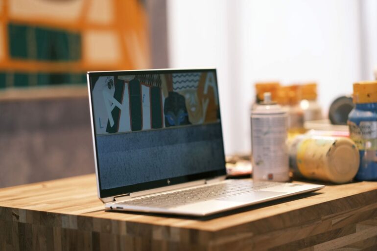 Review HP Spectre x360 13 (2019) 93 HP Spectre x360 2019 terbuka samping