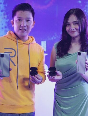 Felix Christian Product Manager realme Indonesia bersama Syifa Hadju Felix Christian Product Manager realme Indonesia bersama Syifa Hadju