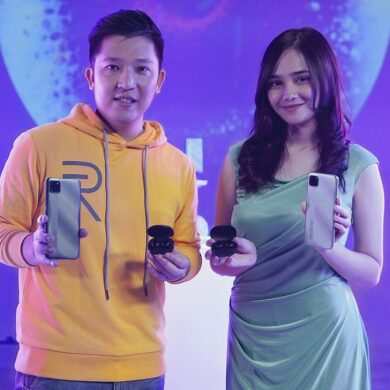 Felix Christian Product Manager realme Indonesia bersama Syifa Hadju