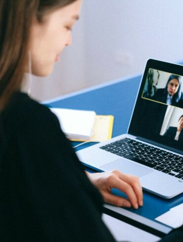 Ilustrasi video call Ilustrasi video call