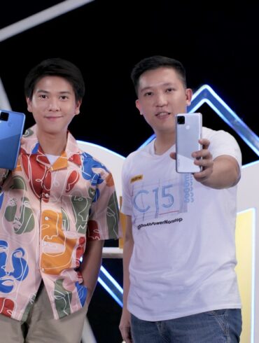 Iqbaal Ramadhan Brand Ambassador realme Indonesia kiri bersama Felix Christian Product Manager realme Indonesia kanan
