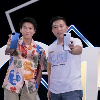 Iqbaal Ramadhan Brand Ambassador realme Indonesia kiri bersama Felix Christian Product Manager realme Indonesia kanan