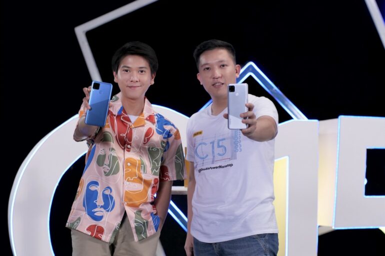 Iqbaal Ramadhan Brand Ambassador realme Indonesia kiri bersama Felix Christian Product Manager realme Indonesia kanan Iqbaal Ramadhan Brand Ambassador realme Indonesia kiri bersama Felix Christian Product Manager realme Indonesia kanan