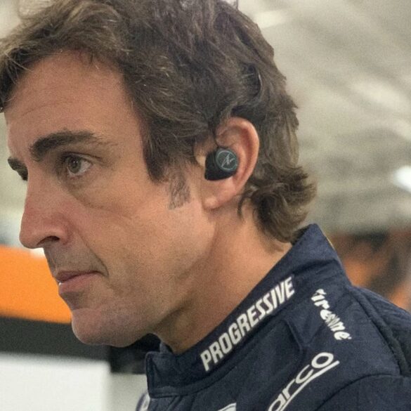 Bang & Olufsen BeoPlay E8 Sport dan Beosound Edge Alonso Edition: Koleksi Terbatas yang Terinspirasi dari Pebalap F1 Fernando Alonso 19 Bang Olufsen BeoPlay E8 Sport dan Beosound Edge Alonso Edition 1