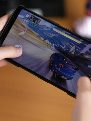 ASUS ROG Phone 3 playing