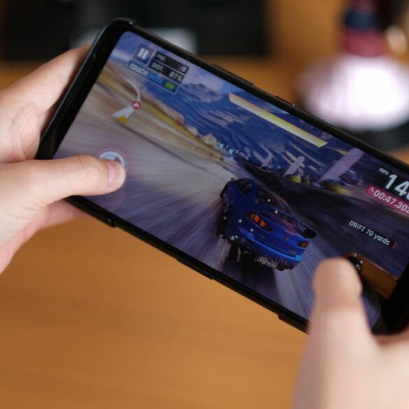 Review ASUS ROG Phone 3 : Lebih dari Sekedar Ponsel Gaming 19 ASUS ROG Phone 3 playing