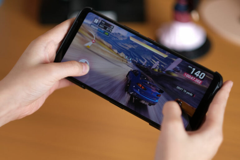 ASUS ROG Phone 3 playing