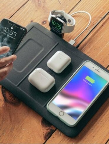 Mophie 4-in-1 Wireless Charging Mat: Alas Pengisi Daya Nirkabel yang mendukung Hingga 5 Perangkat 38 Mophie 4 in 1 Wireless Charging Mat 1