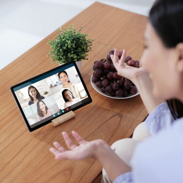 5 Fitur Samsung Galaxy Tab A7 untuk Mendukung Gaya Hidup Digital 27 Samsung Galaxy Tab A7 Keep contact with your loved ones