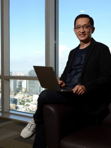 Herbet Ang President Director Acer Indonesia bersama Swift 3X min scaled
