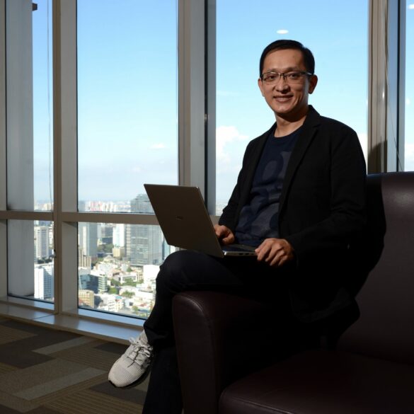 Herbet Ang President Director Acer Indonesia bersama Swift 3X min scaled