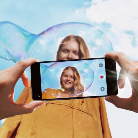 Inilah 3 Fitur Videografi Unggulan OPPO Reno5 19 Ilustrasi Reno5 Mengambil Video