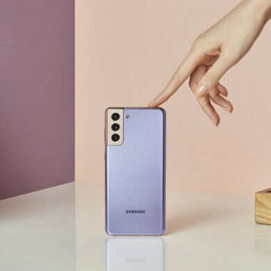 Galaxys21 Lifestyle Violet Hand 201230080032 1