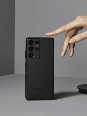 5 Fitur Baru Samsung Galaxy S21 Series 5G yang Tidak Dimiliki Galaxy Note20 52 Samsung galaxys21 ultra lifestyle black hand