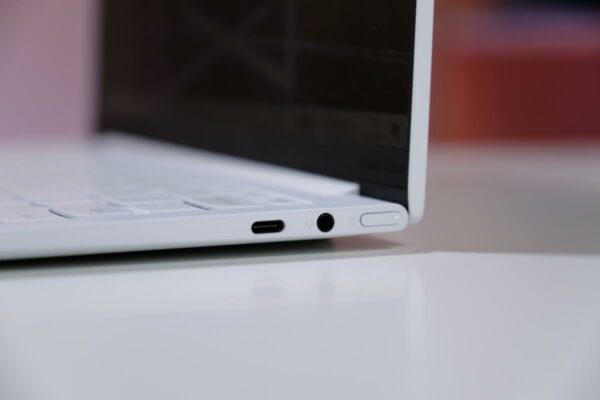 Lenovo YOGA Slim 7i Carbon 4 Lenovo YOGA Slim 7i Carbon 4