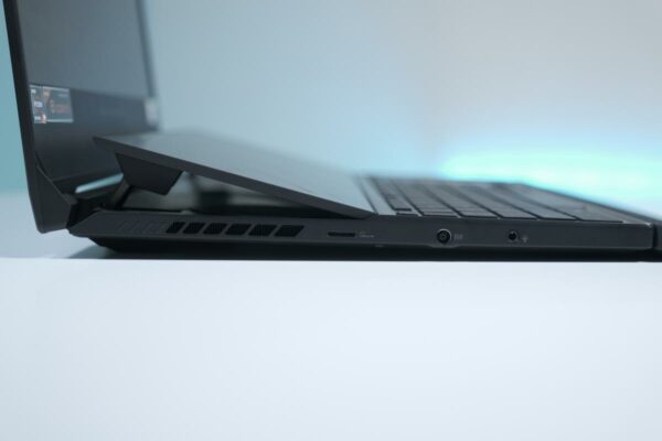 ASUS ROG Zephyrus Duo 15 SE GX551QM 4