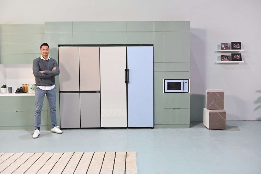 Darius Sinathrya ActorPresenter dengan Samsung BESPOKE Refrigerator ekosistem BESPOKE Home