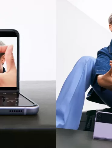 Galaxy Z Flip3 dengan Flex Mode yang memberikan pengguna pengalaman unik dalam menangkap dan membagikan momen