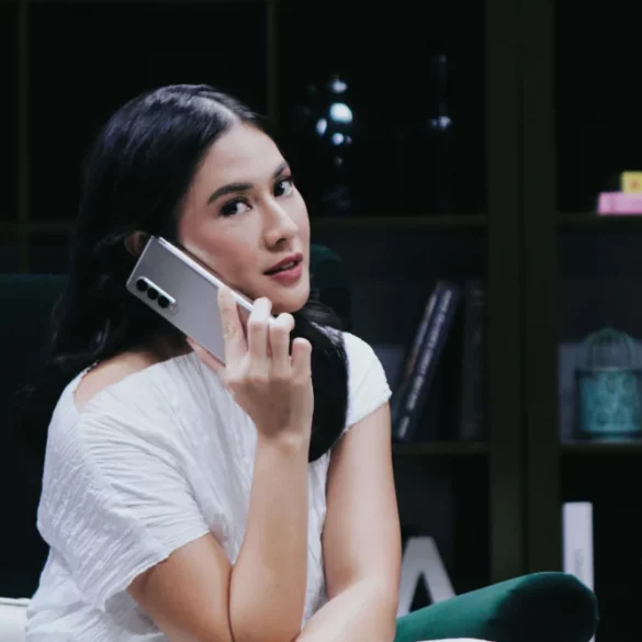 Dian Sastrowardoyo dengan Galaxy Z Fold3