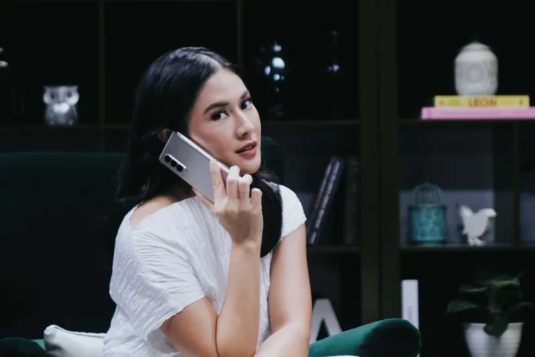 Dian Sastrowardoyo dengan Galaxy Z Fold3 Dian Sastrowardoyo dengan Galaxy Z Fold3