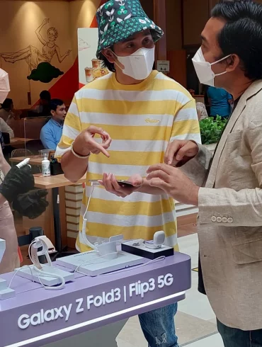 Vino G. Bastian Tertangkap Beli Samsung Galaxy Z Flip3