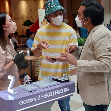 Vino G. Bastian Tertangkap Beli Samsung Galaxy Z Flip3 Vino G. Bastian Tertangkap Beli Samsung Galaxy Z Flip3