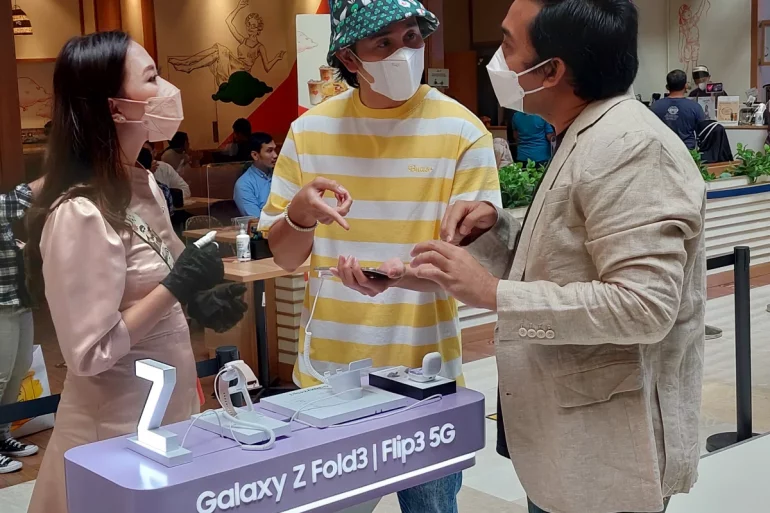 Vino G. Bastian Tertangkap Beli Samsung Galaxy Z Flip3