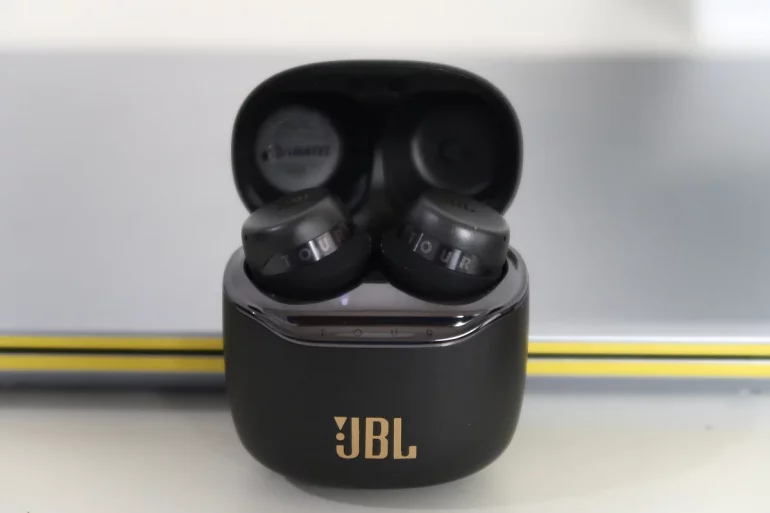 JBL Tour Pro Plus 1 1