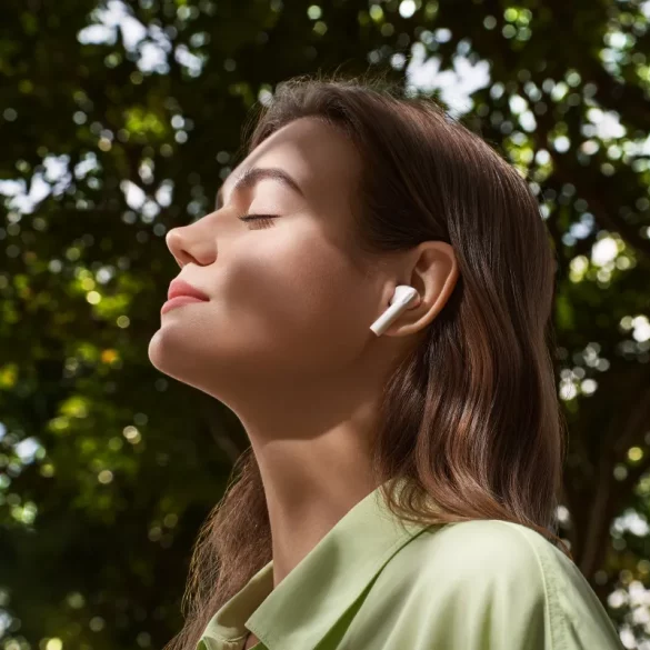 Enco Buds 2 Lifestyle white RGB