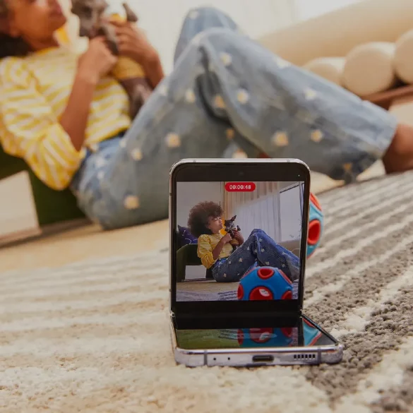 5 Kelebihan Samsung Galaxy Z Flip4 5G Yang Tidak Ada Di iPhone 42 Samsung galaxy z flip4 vlogging