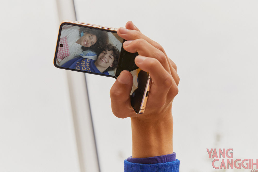 Selfie foto atau video dengan posisi Flexcam seperti handycam