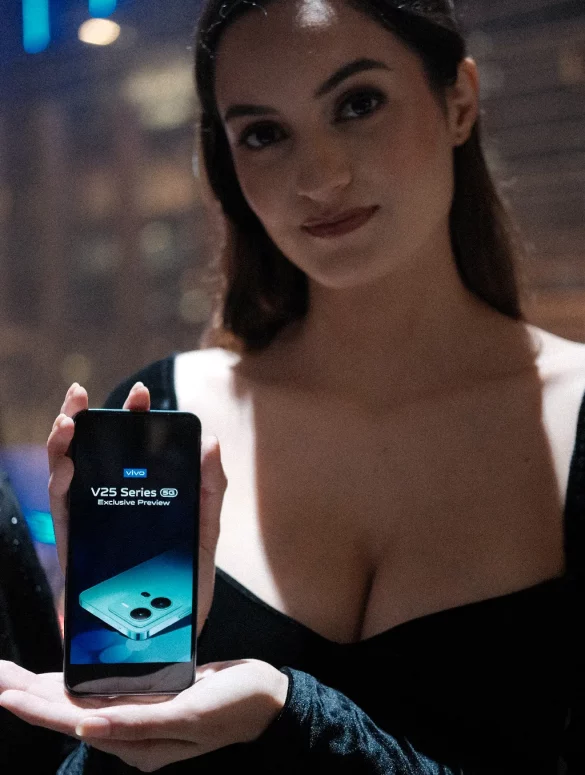 vivo v25 with model
