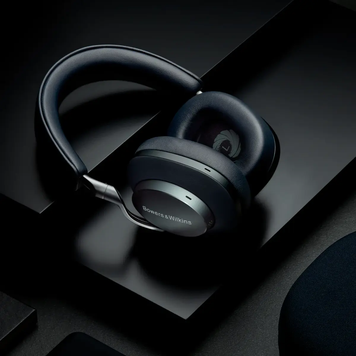 Bowers Wilkins Px8 007 Edition 2 1