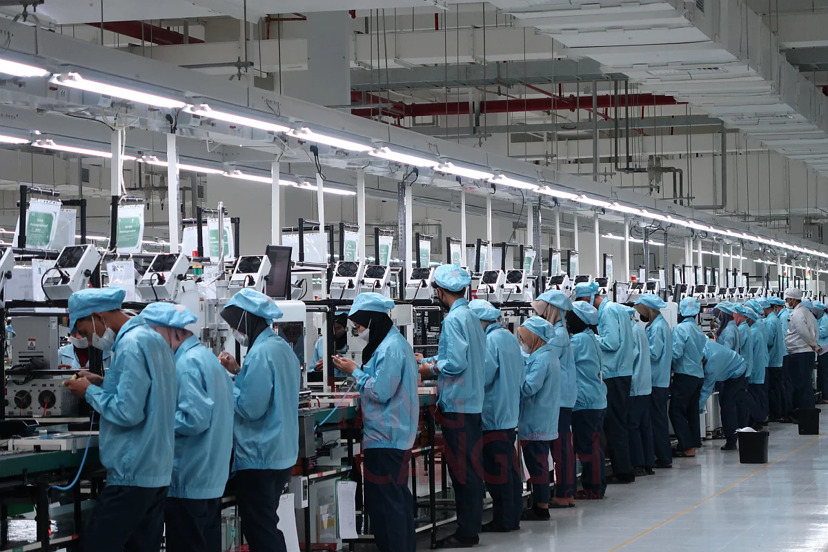 Proses produksi OPPO A77s di Pabrik baru OPPO 1
