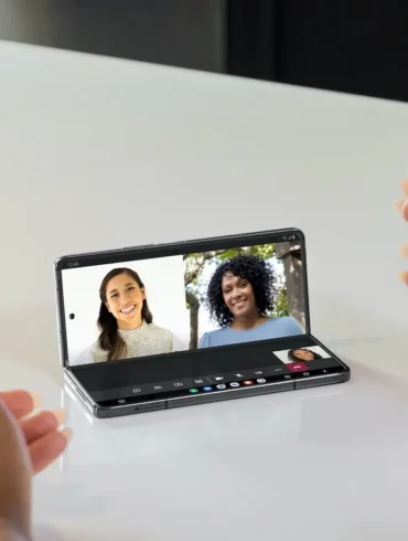 10 Cara Lebih Produktif dengan Samsung Galaxy Z Fold4 70 Samsung Video Chat Flex Mode 1 1536x1025 1