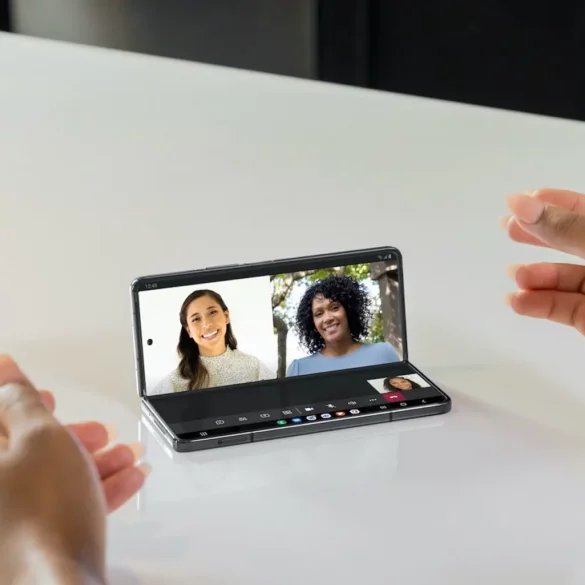 10 Cara Lebih Produktif dengan Samsung Galaxy Z Fold4 19 Samsung Video Chat Flex Mode 1 1536x1025 1