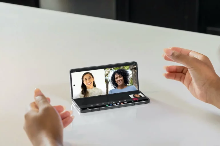 10 Cara Lebih Produktif dengan Samsung Galaxy Z Fold4 38 Samsung Video Chat Flex Mode 1 1536x1025 1