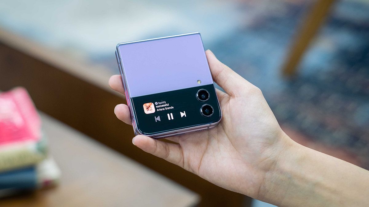 4 Alasan Pilih Galaxy Z Flip4 5G Dibanding Smartphone Biasa 33 Cover Screen Galaxy Z Flip4 5G