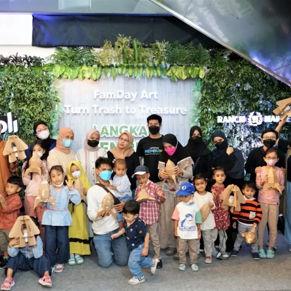 Kegiatan edutaiment pentingnya mendaur ulang sampah bersama keluarga sebagai bagian dari Eksibisi Langkah Membumi