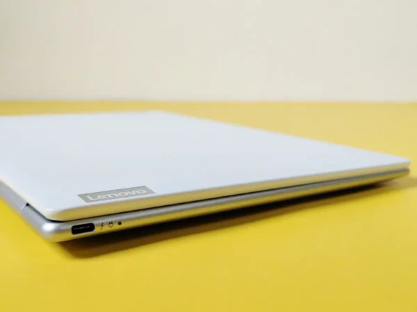 Review Lenovo YOGA Slim 7i Carbon 13IAP7 27 Lenovo YOGA Slim 7i Carbon 13IAP7-