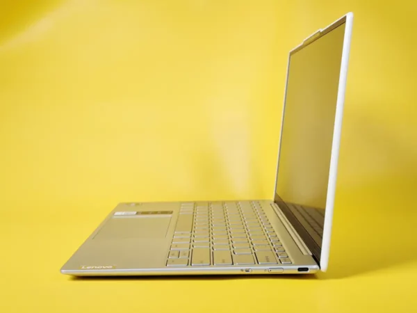 Review Lenovo YOGA Slim 7i Carbon 13IAP7 28 Lenovo YOGA Slim 7i Carbon 13IAP7-