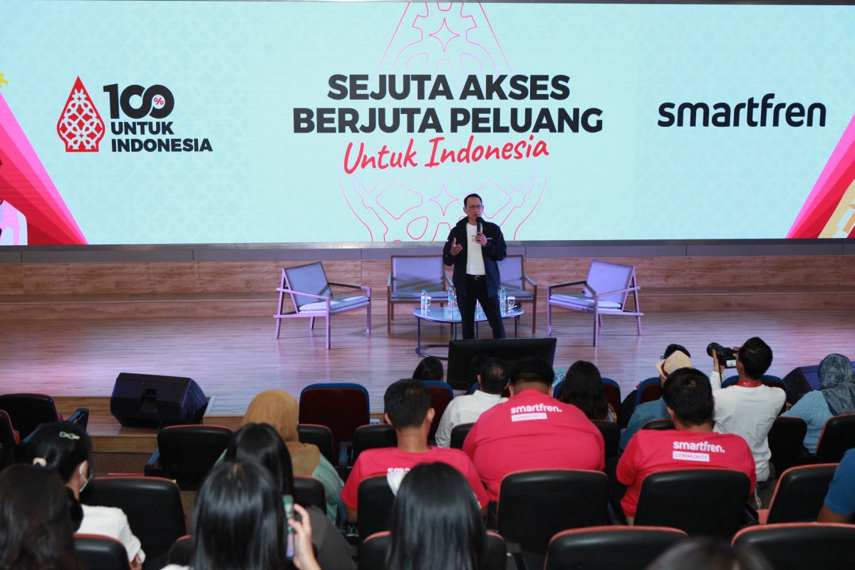 Andrijanto Muljono Chief Commercial Officer Smartfren dalam peluncuran gerakan 100 untuk Indonesia