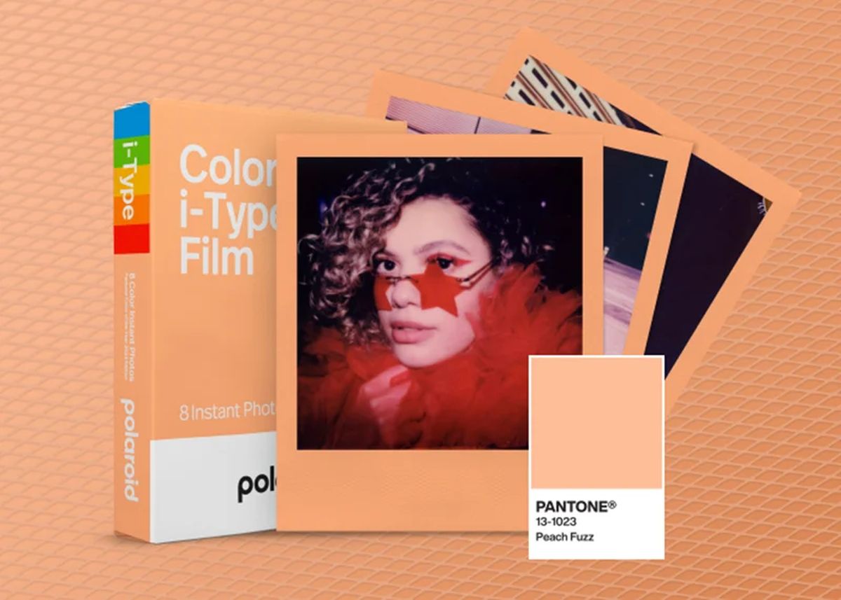 Polaroid Pantone Peach Fuzz Film Edition: Film Kamera Instan Edisi Khusus <em>Color of The Year</em> 2024 19 Polaroid Pantone Peach Fuzz Film Edition