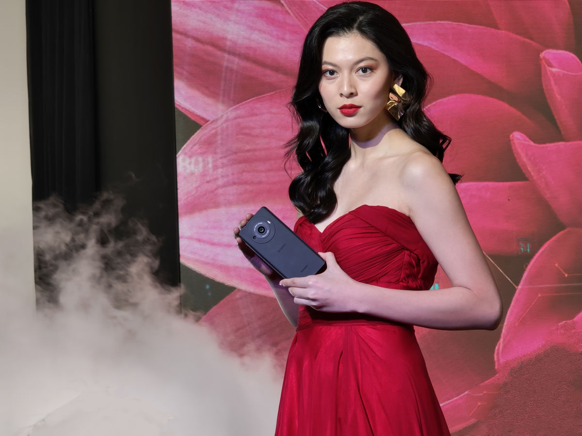 Sharp AQUOS R8s Pro 2