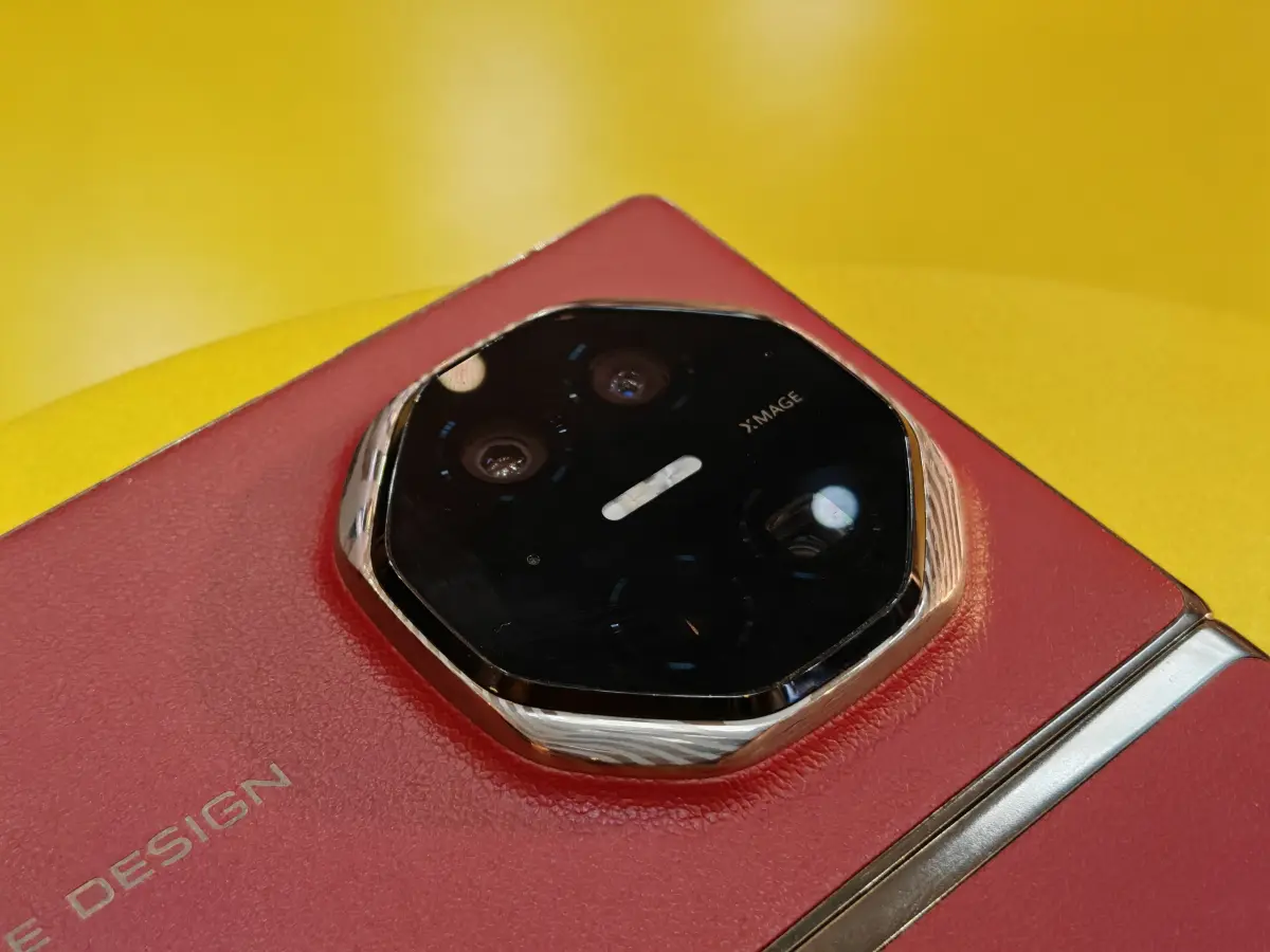 Harga 52,99 Juta Rupiah, Huawei Mate XT | ULTIMATE DESIGN Resmi Hadir di Indonesia 28 Huawei Mate XT ULTIMATE DESIGN 4