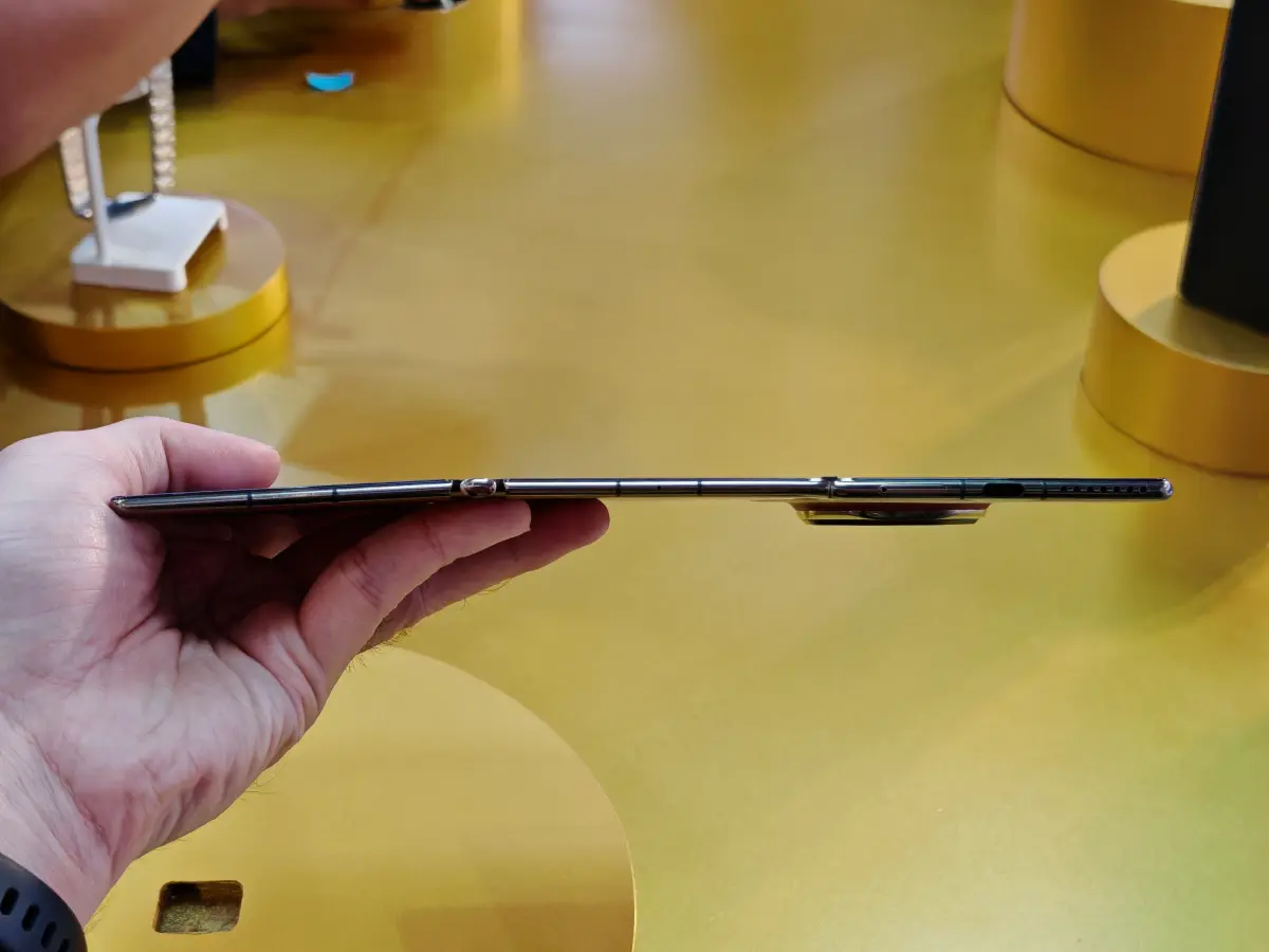 Harga 52,99 Juta Rupiah, Huawei Mate XT | ULTIMATE DESIGN Resmi Hadir di Indonesia 26 Huawei Mate XT ULTIMATE DESIGN 5