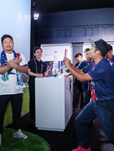 2. berfoto bersama avatar virtual Lamine Yamal berkat teknologi OPPO AI