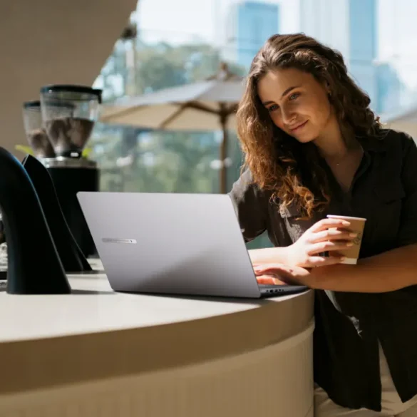 Inilah Fitur Ketahanan ASUS ExpertBook 3405CVA (2025), Laptop Bisnis yang Tahan Banting 19 ASUS Expertbook P3 P3405 travel