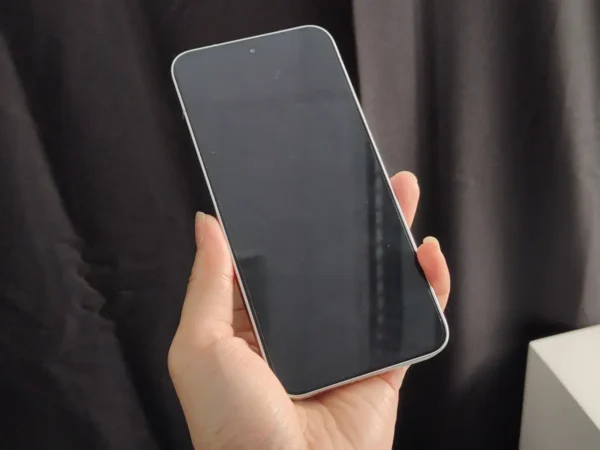 Siap Hadir di Indonesia, POCO F7 Tampil Fearless dengan Edisi Cyber Silver 27 POCO F7 3